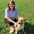 Jana + stapan de animal de companie care a apelat la un pet sitter in loc de pensiune canina sau pet hotel