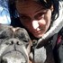 Lenka + stapan de animal de companie care a apelat la un pet sitter in loc de pensiune canina sau pet hotel