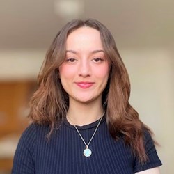 Beyzanur - pet sitter cats dogs Prague