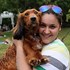 Lenka + stapan de animal de companie care a apelat la un pet sitter in loc de pensiune canina sau pet hotel