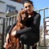 Lucie + stapan de animal de companie care a apelat la un pet sitter in loc de pensiune canina sau pet hotel