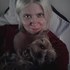 Dita + stapan de animal de companie care a apelat la un pet sitter in loc de pensiune canina sau pet hotel